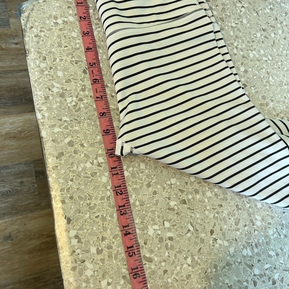 Scorpio Sol Luxury Performance Crop
Size S White Black Stripe - Picture 7 of 9